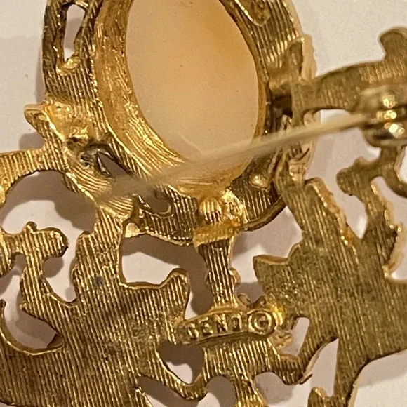 Vtg Gotic Midieval Designe SignedGeno RARE Cameo Dragons BroochRichelieu 60s